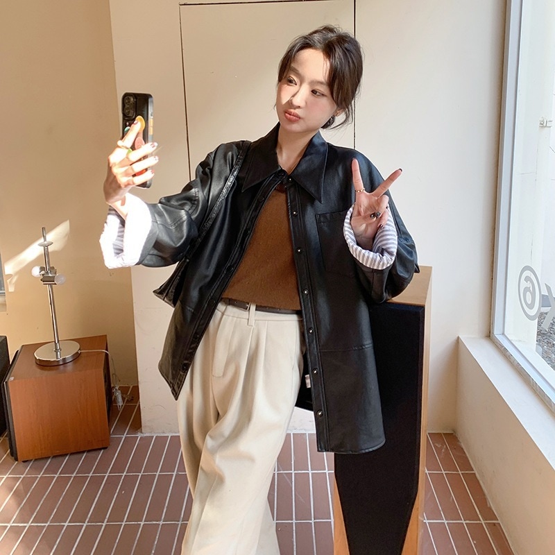 ブラックレザージャケットジャケット女性2024春と秋の新しい韓国のシックなレトロなシニアセンスの緩いPUレザーシャツジャケット