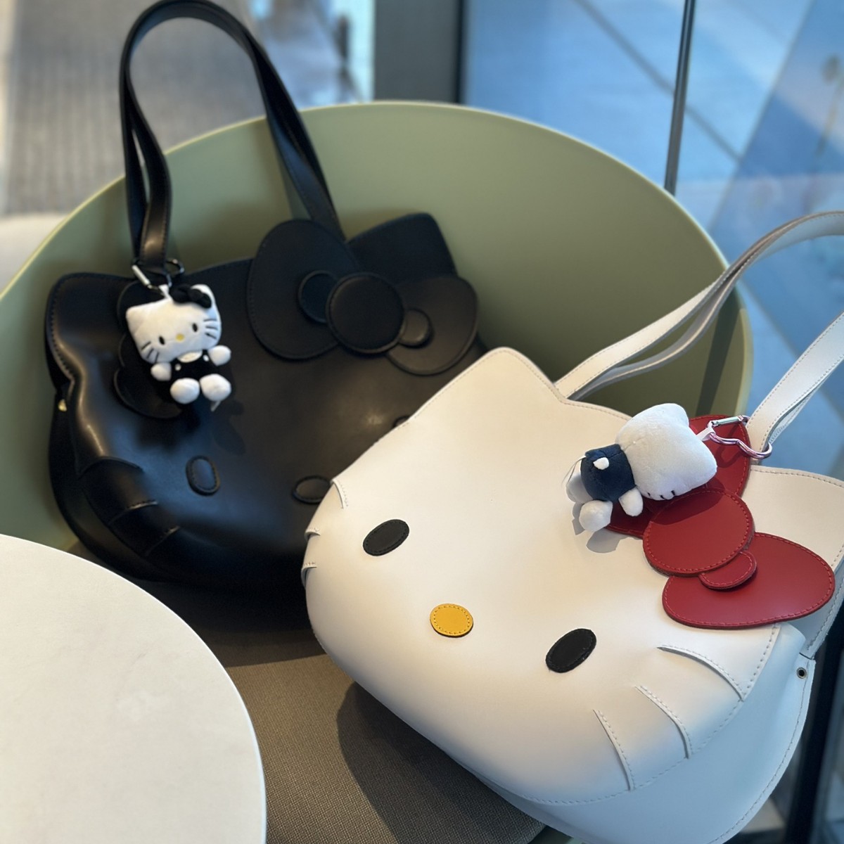 人気のキティ ケンブリッジ バッグ 共同ブランドの新しい手持ちトートバッグ かわいいリボン 大容量 通勤用牛革バッグ