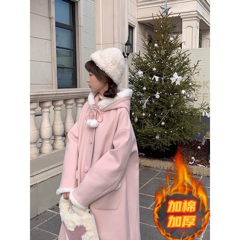コットンに厚めのピンクの連帽を継ぎ合わせた白い絨毯の縁に綿の中に長い毛を挟んだコートの女性コート