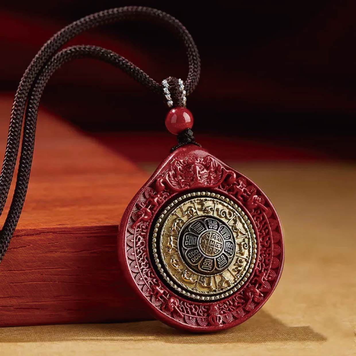 天然原鉱の高純度辰砂製の仏像ペンダントは純陽のお守りとされる鮮やかな朱赤色で原鉱の质感を残し心の安らぎと守護感を与え信仰の寄りかかりと個性表現を兼ね備えたアクセサリーだ