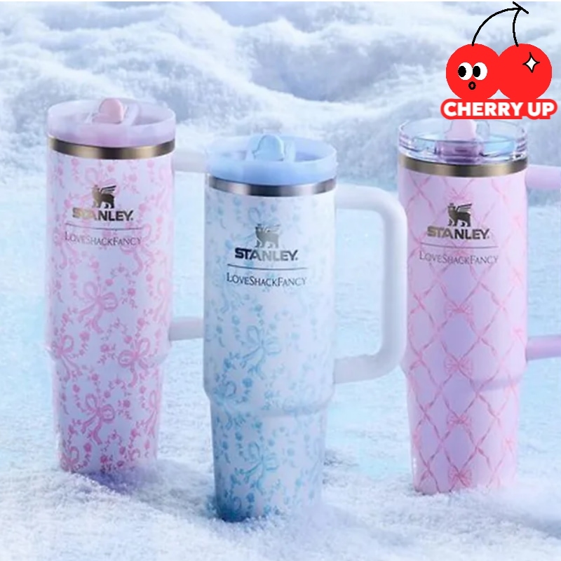 1913 × LOVESHAKEFANCY ホリデー クエンチャー プロツアー フリップストロー タンブラー 887ml保冷 保温 大容量 ボトル 水筒 限定色 ホリデー ギフト 持ち運び 直飲み 真