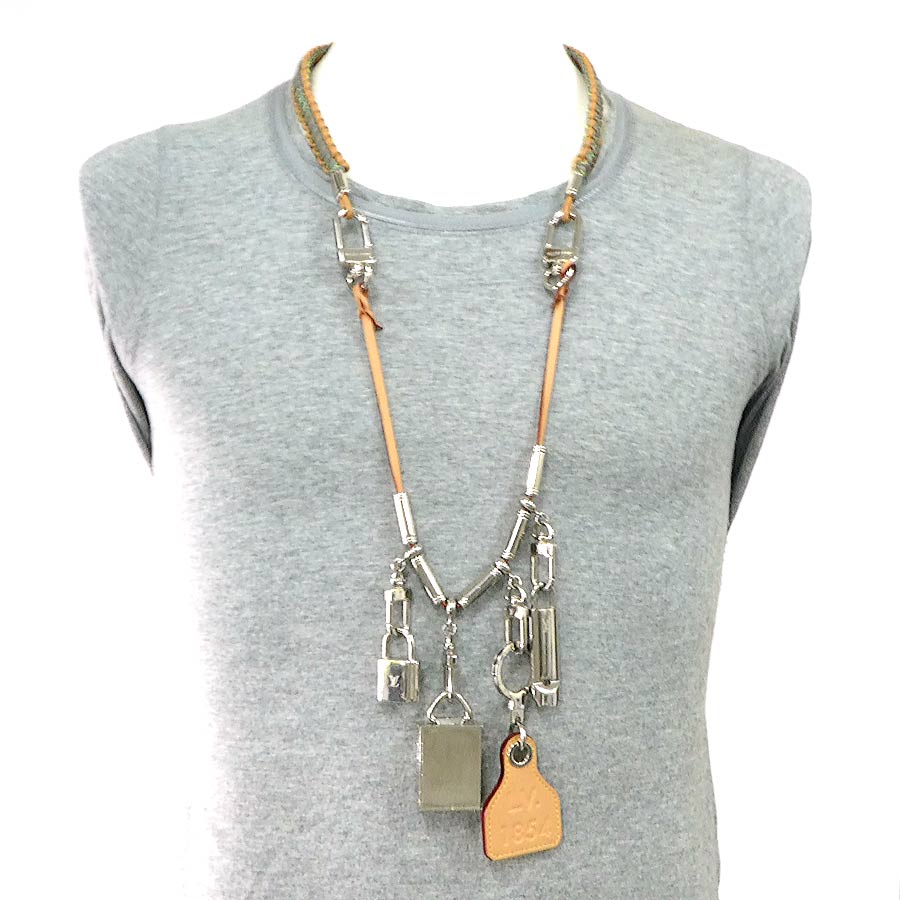 ルイ ヴィトン LOUIS VUITTON ネックレス チャーム コリエ サバイバル メタル/レザー シルバー/ベージュ/グレー メンズ e60582a