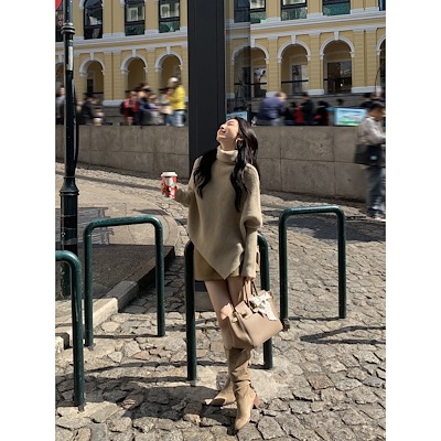 ムルバンのデザイン感の高い襟のセーターの女性の秋冬のゆったりとした不規則な大衆のコウモリの袖のマントの上着