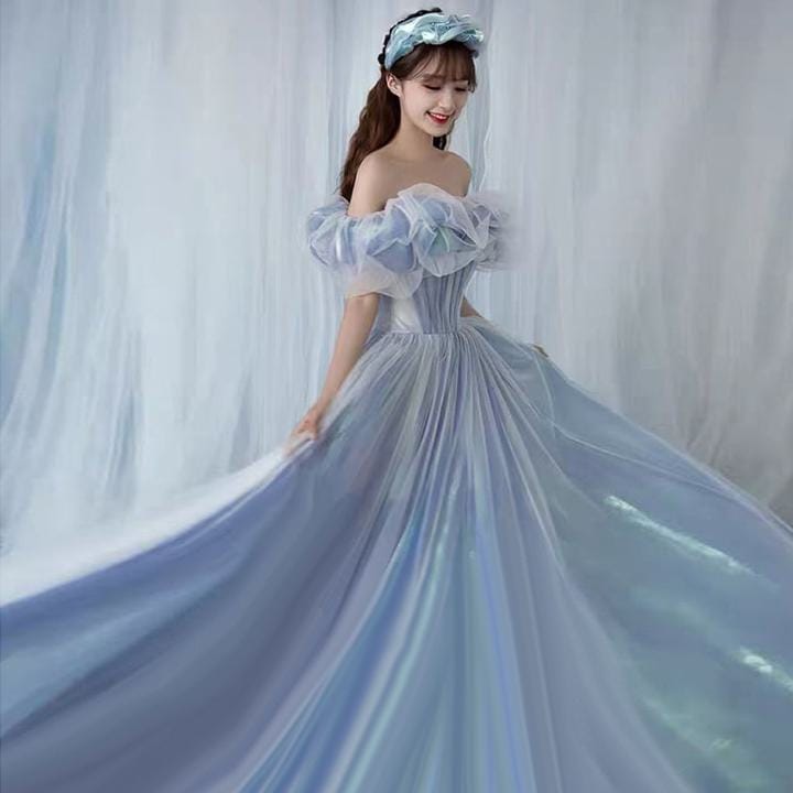 ラッフルフリル デザインドレス 光沢着後レヒュー特典光の加減で色合いの変わるオーロラカラー オフショルダー Aライン キラキラ 華やか ブルー 水色 チュール ロング パーティードレス クラシカル 二