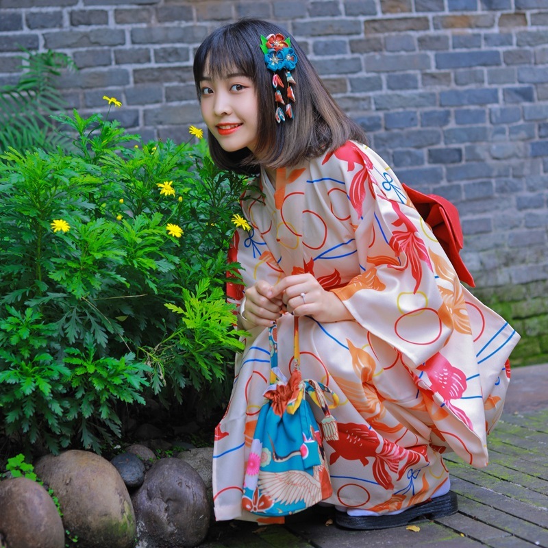 桜の美と和風の四季は和服の女性正装でプリント着物を位置決めすることができます