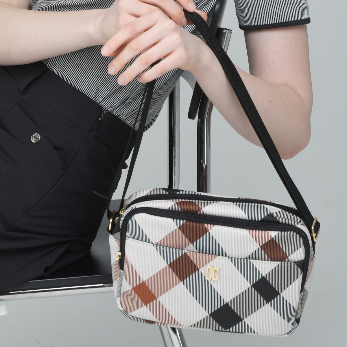 ベージュ ハウスチェック 軽量 ミディアムサイズ マイクロバッグ ショルダークロス デイリーバッグ / 韓国 ソウル発 19,980円