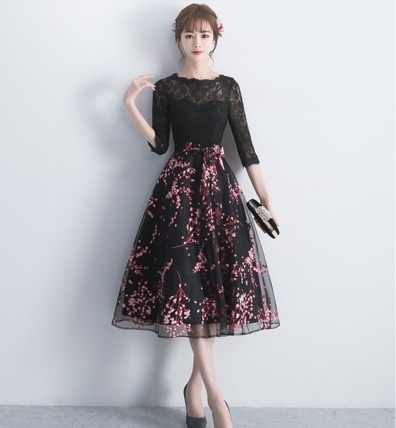 1390．花柄レースミモレ丈ドレス（ブラック）　後ろＶネック パーティードレス ミモレ丈 結婚式 お呼ばれ ワンピース 披露宴 同窓会 ウエディングドレス 花柄 100,000円