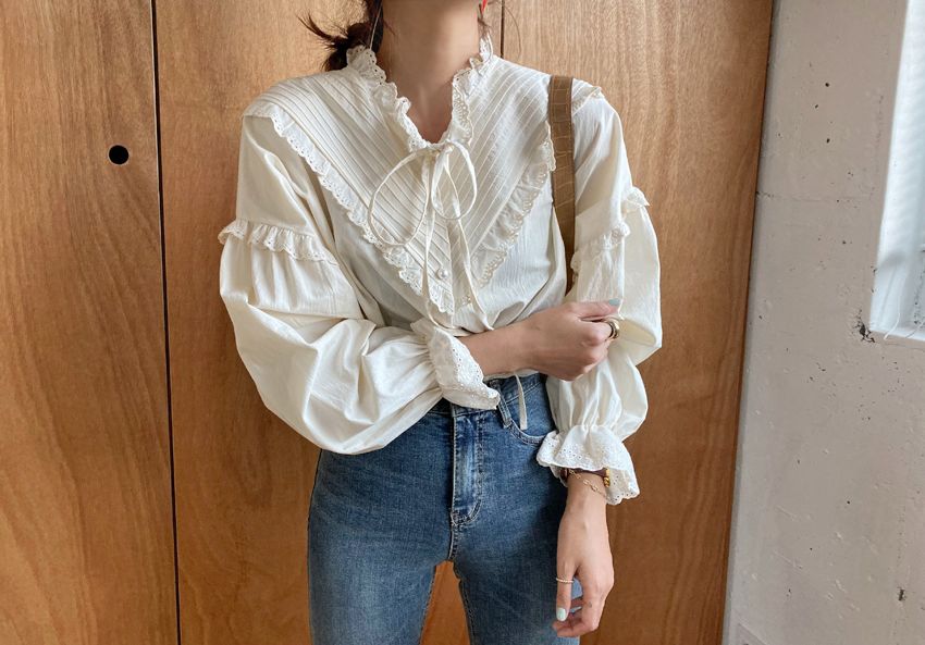 ブラウス トップス 白 フリル レース リボン 袖 ボリューム シフォン デザイン 無地 シンプル かわいい きれいめ すっきり おしゃれ レトロ こなれ感 通学 デート おでかけ 女子会 普段使い