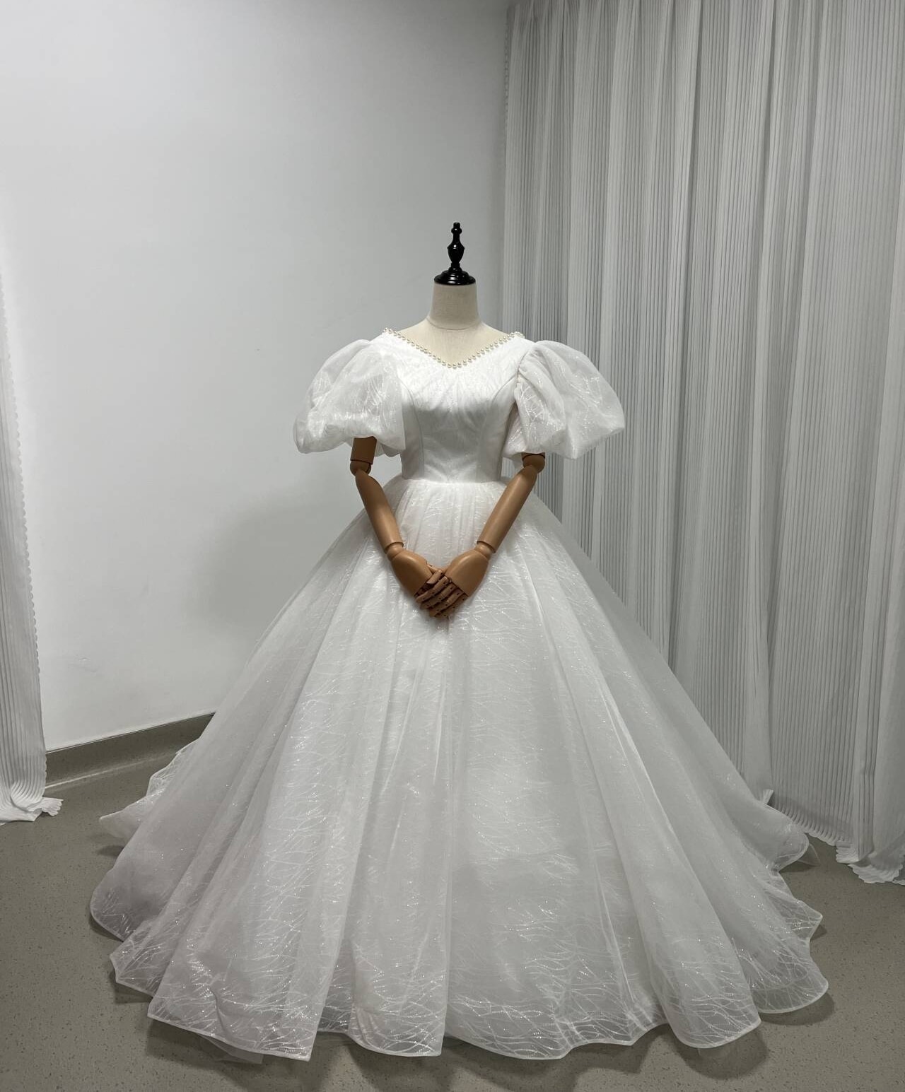 豪華！ウエディングドレス キラキラチュール Vネック パール パフスリーブ ファスナー 結婚式