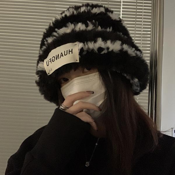 帽子 レディース 冬用 ニット 防寒 厚手 暖かい 柔らかい ストライプ 黒 おしゃれ 普段使い 旅行 耳 カバー 小顔効果 タグ ロゴ