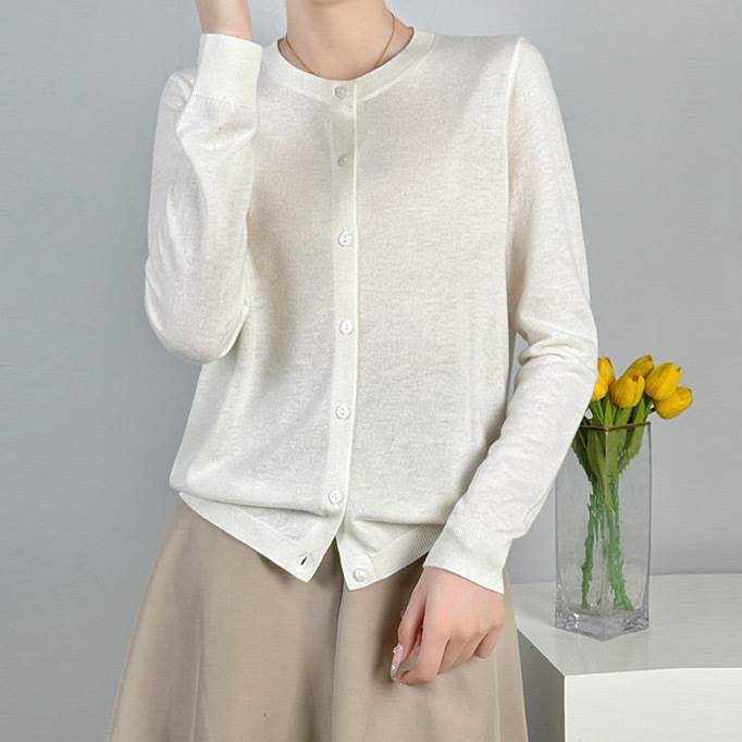 クーポン有トップス レディース ニット カーディガン 春 秋 普通丈トップス 長袖 クルーネック 丸首 スリム 細身 スマート 羽織り すっきり ボタン カラバリあり ブラック 黒 グレー 灰色 ホワ