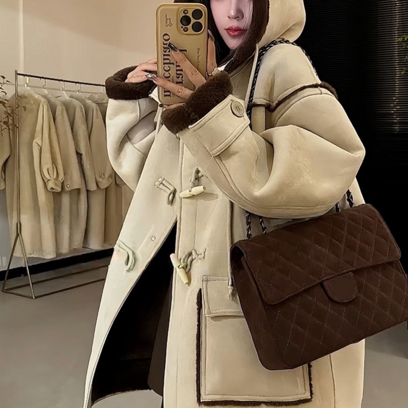 冬の厚みのあるミッドレングスストレートレトロ毛皮のような秋冬のフード付きカラーブロックファーワンピースジャケット女性用