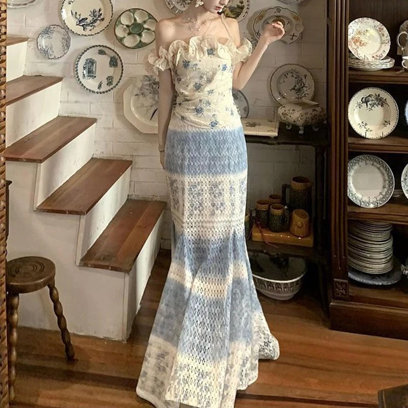 リゾートスタイルのエレガントなレディース 2 ピース セットフリル トリムのストラップレス トップとトレンドのタイダイ ミディ スカートが特徴です