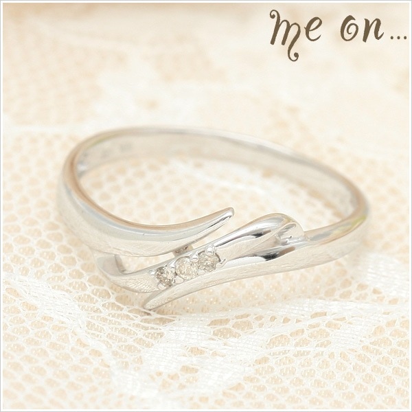 me on... アシンメトリーなゆるやかラインが指もとを繊細に飾る K10ホワイトゴールド WG シンプルアシンメトリーデザイン天然ダイヤモンドリング 発送目安：２３週間 23,980円