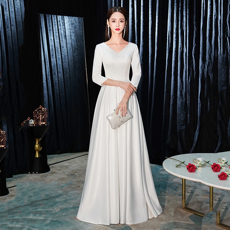 女性のシンで寛大な長い白い合唱団のパフォーマンスユニフォーム長いバンケット長袖