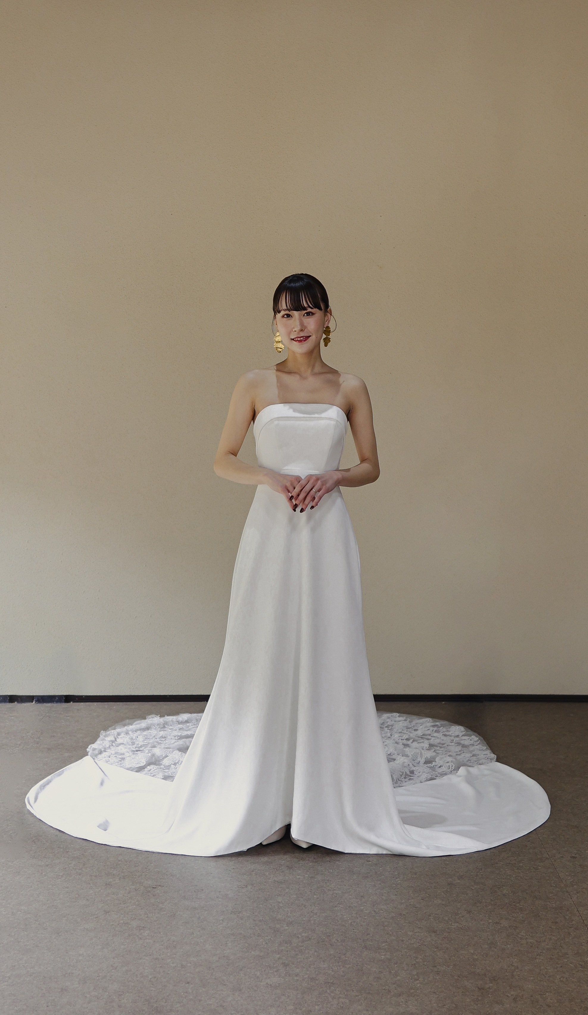 ウエディングドレス ホワイト ベアトップ ファスナー 憧れのドレス 光沢サテン 繊細レース 華やかなトレーン 結婚式/披露宴