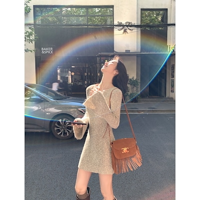 セクシーvネックニットのワンピースの女性秋冬修身の内に合わせて腰を収めるボトムの尻のミニスカートを包みます