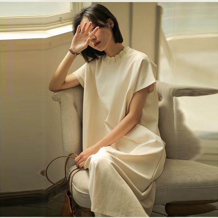 底値価格フレンチスリーブ　ひざ下丈　ミモレ丈　オフホワイト　襟元がポイント　エレガントなシンプルワンピース上品な大人のリラックススタイル