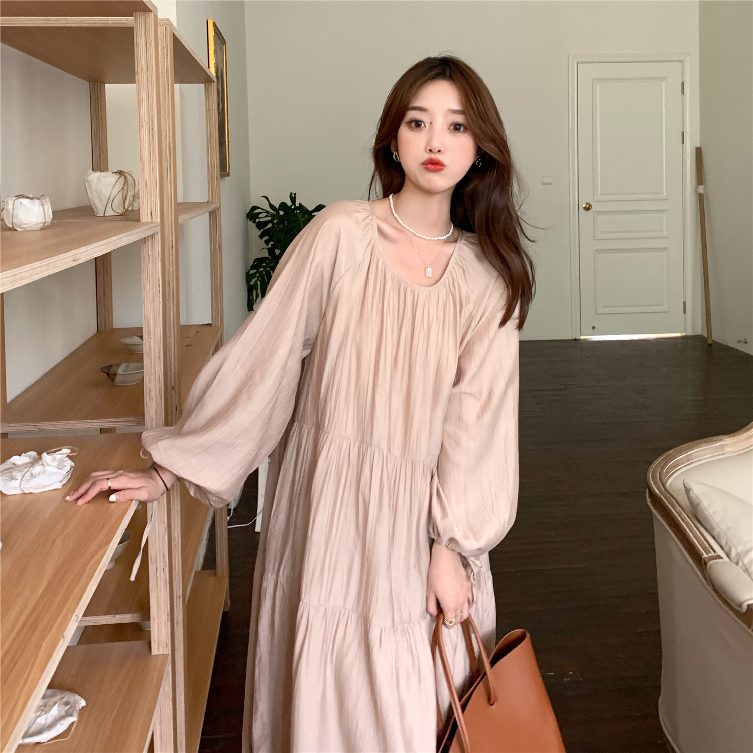 ワンピース 膝下丈 長袖 ティアード ラウンドネック パフスリーブ 襟なし 袖リボン Aライン 体型カバー ブラウン 個性的 無地 春 夏 お出かけ 旅行 リゾート レディース 妊婦 主婦 学生