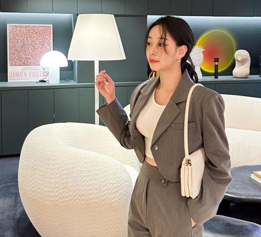 レディース ジャケット スーツ 上着 羽織 ショート 長袖 Vネック 襟付き 角襟 ストレート ポケット ハイウエスト 前開き ボタン 薄手 かわいい 大人可愛い きれいめ シンプル カジュアル 上品その他 アウター