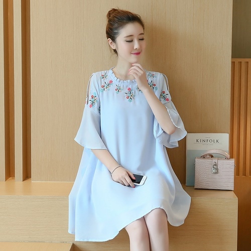 1334. 刺繍ラウンドネックワンピース（スカイブルー） 2019 春夏 sale 花柄 お呼ばれ 休日コーデ 女子会 カジュアル ショッピング 普段使い 通学