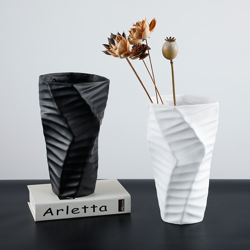 シンプル現代式北欧陶器花瓶　黒と白の花器　生け花　花立て　創意置き物