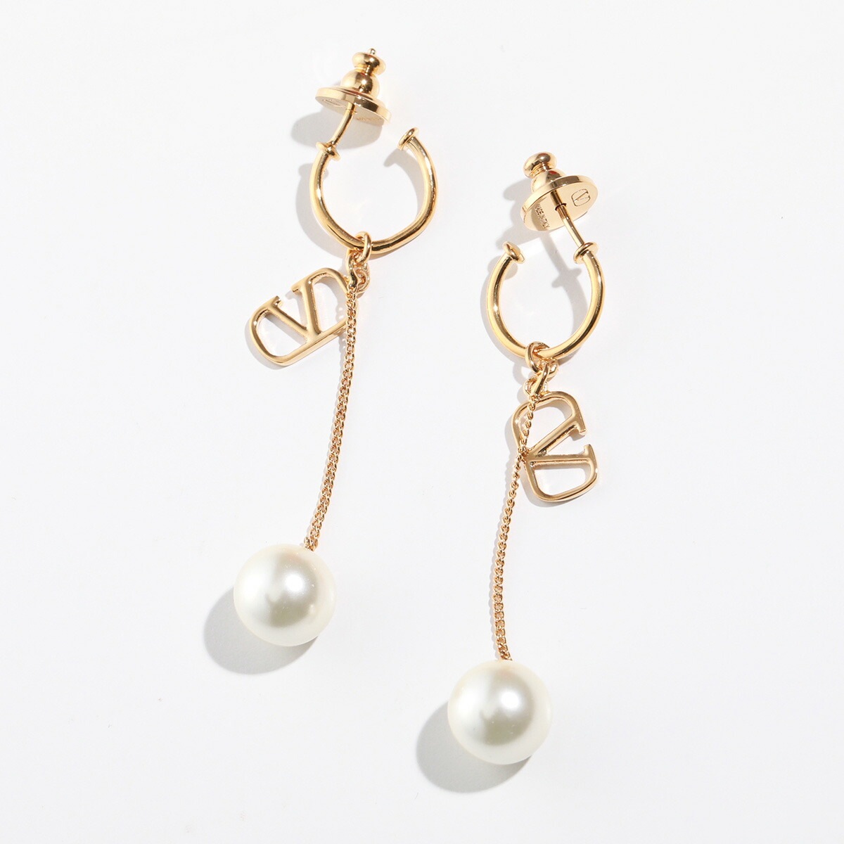 VALENTINO ヴァレンティノ ピアス 5W2J0W78UXM レディース フープピアス Vロゴ パール メタル アクセサリー 0O3 35,776円