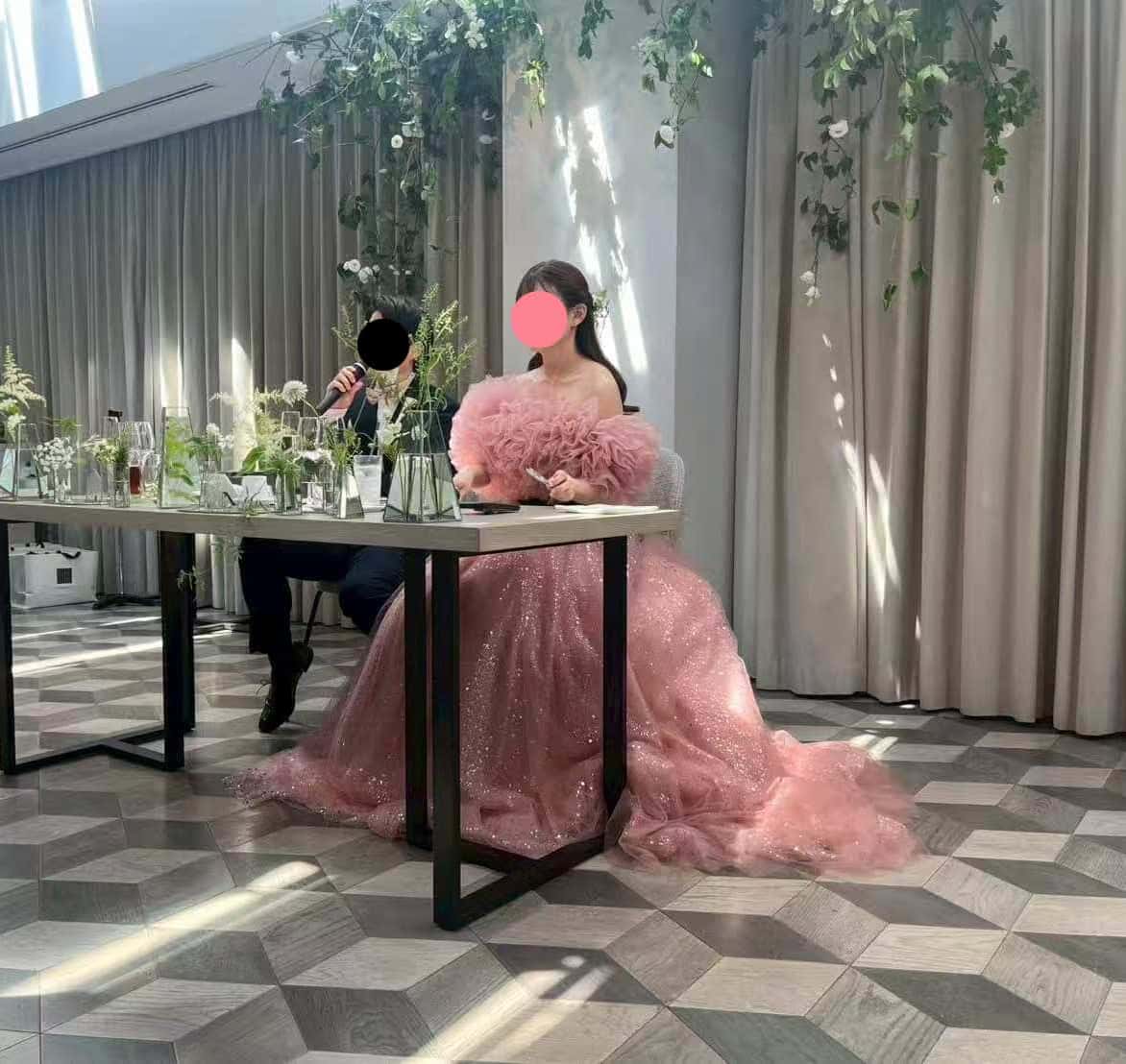実例写真！カラードレス オフショルダー ピンク シークインチュール サッシュベルト 華やかなトレーン 結婚式