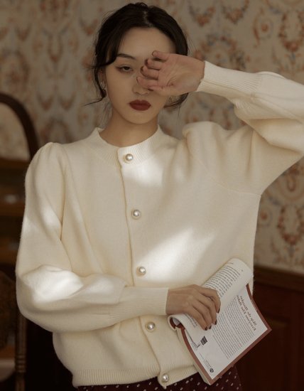 【取寄：納期2週間】カーディガン パールボタン パフスリーブ エレガント レディース 長袖 秋冬 シンプル 上品 クルーネック ラウンドネック 羽織 通勤 通学 オフィススタイル かわいい