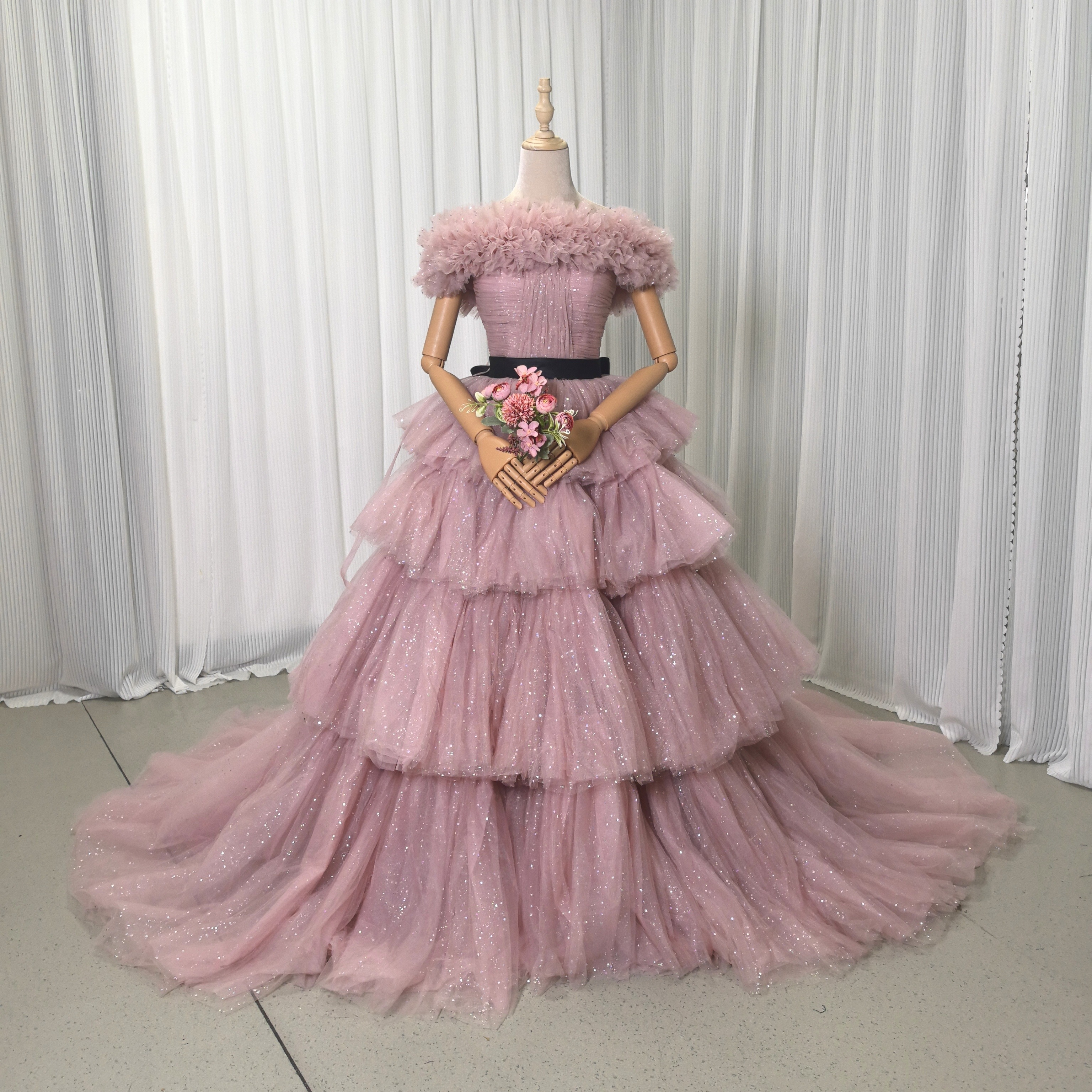 カラードレス くすみピンク 取り外し可能なオフショルダー キラキラグリッターチュール スリット サッシュベルト ティアードのドレス 結婚式