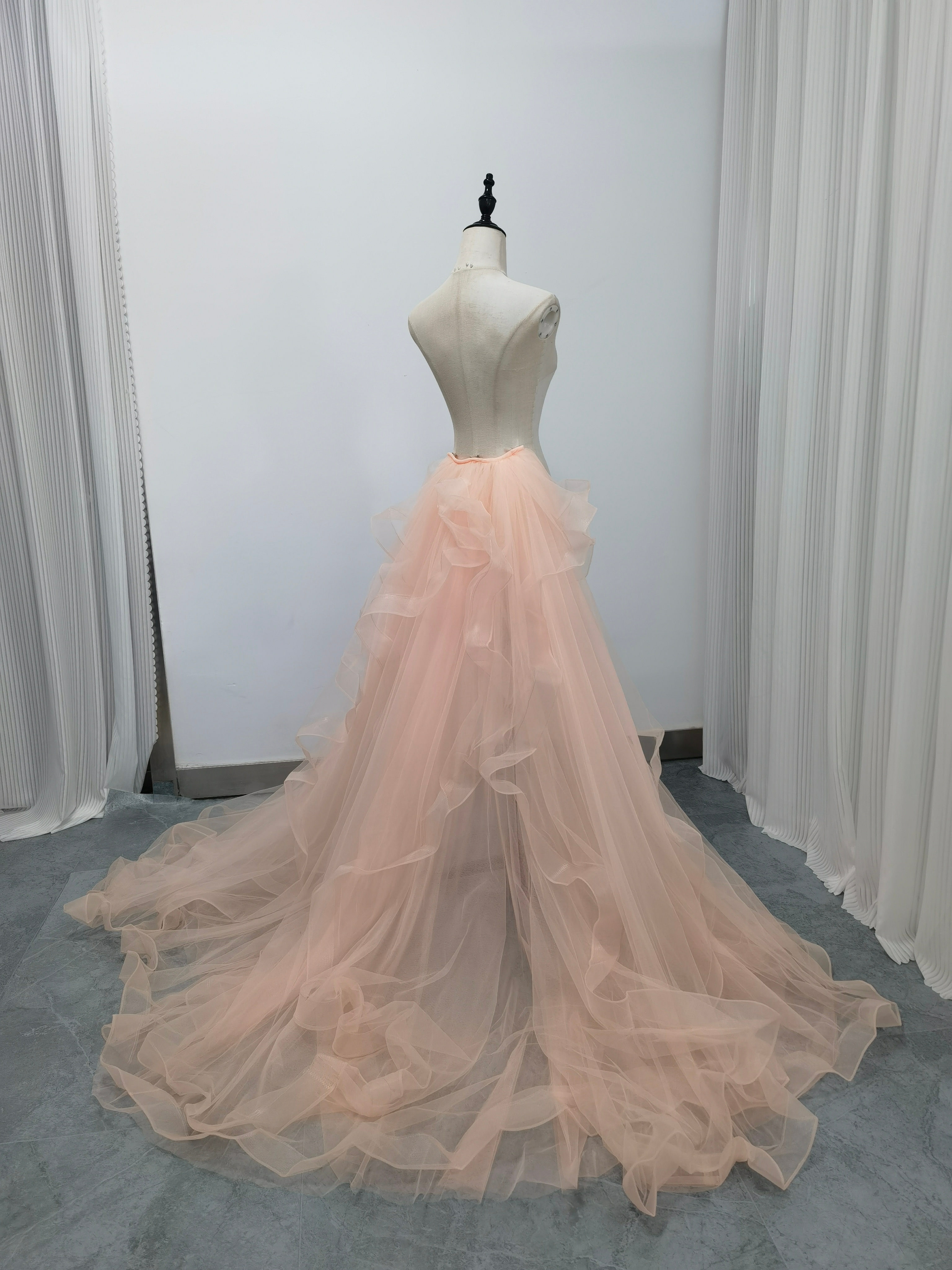 華やかなトレーン ピンク ラッフルフリル ソフトチュール カラードレス 前撮り