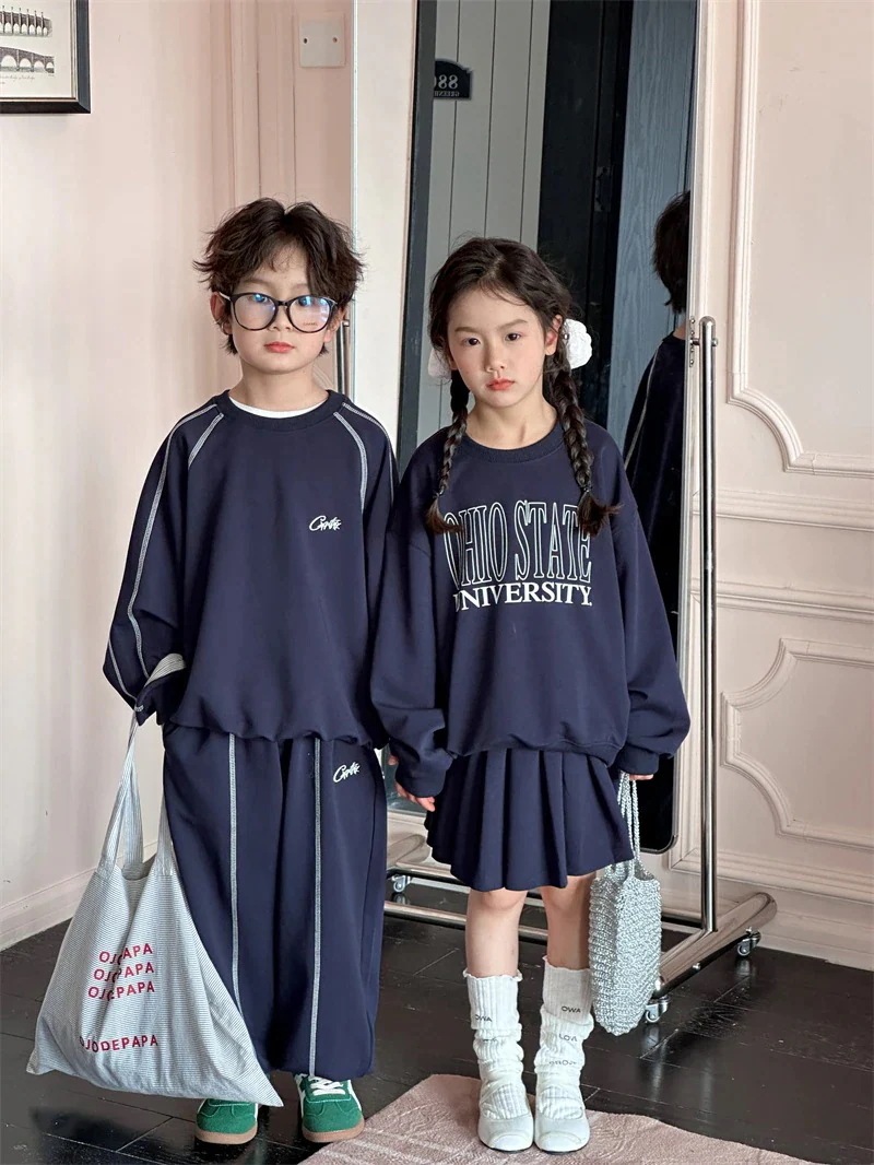 2024春の新作韓国版子供姉弟のアルファベットスーツ男の子と女の子のカジュアルな衛衣2点セットファッション