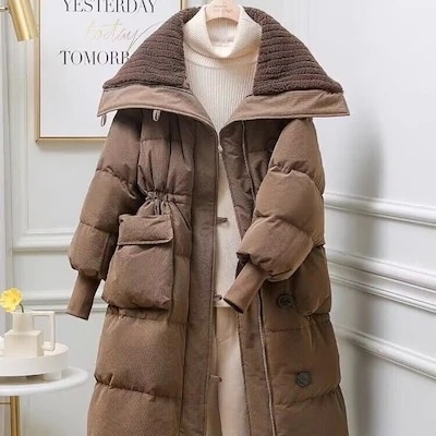 中の長い綿の衣の大きい襟の綿の服の女性の冬の厚い外套を加えます