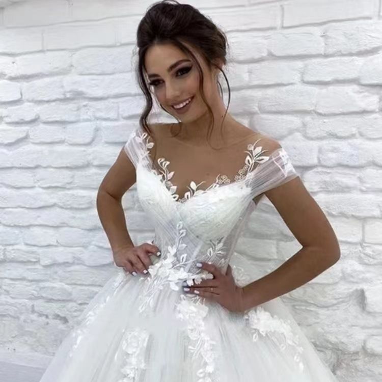 直接販売の主なウェディングドレスの新型の新婦のレースの肩の露背の大きい尾のウェディングドレス