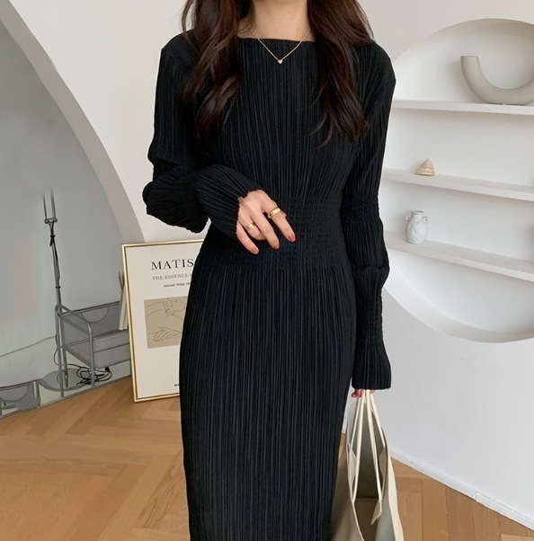 ワンピース ロング丈 長袖 クルーネック スリム スマート デザイン ギャザー 美ライン ニュアンス プリーツ ウエストマーク 伸縮性 ストレッチ スタイルアップ モノトーン かわいい 大人可愛い