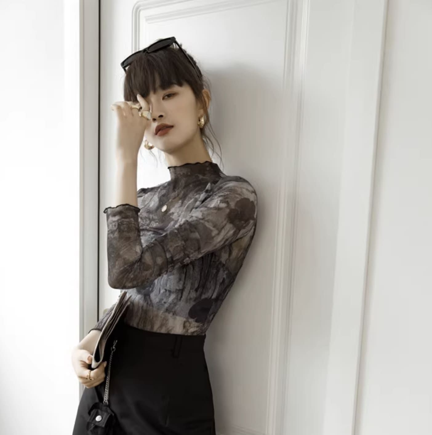 トップス Tシャツ ブラウス ミディアム丈 ミドル丈 袖あり 長袖 スリム タイト 細身 透け感 シースルー プルオーバー リネン フリル 可愛い かわいい 綺麗め きれいめ シンプル カジュアル