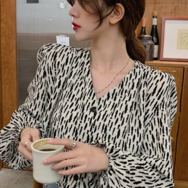 ヒョウ柄シャツ ホワイト トップス シャツ ブラウス スリム 細身 ストレート スマート かわいい