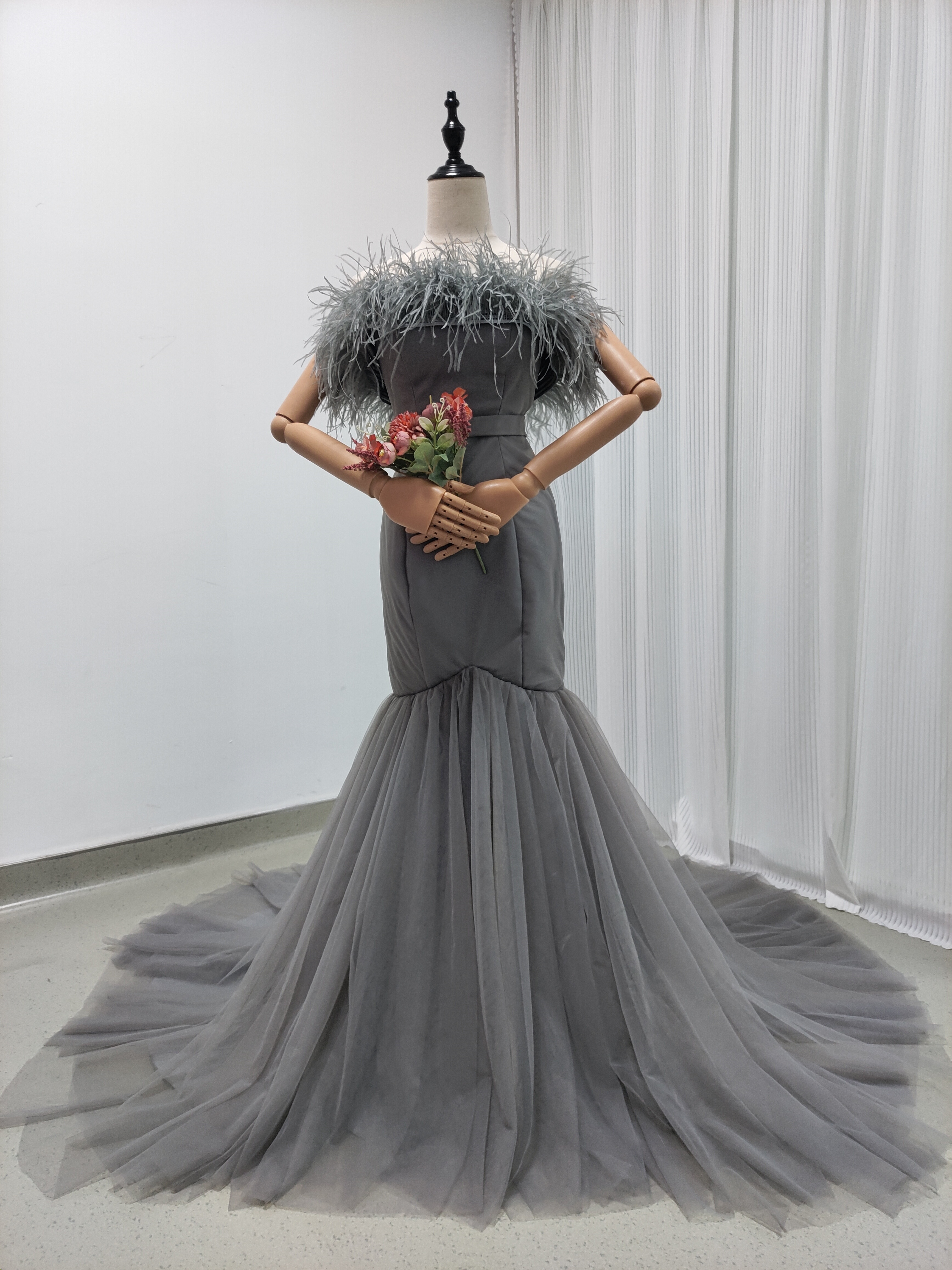 カラードレス シルバーグレー フェザー オフショルダー 編み上げ マーメイドライン 華やかなトレーン 花嫁 前撮り