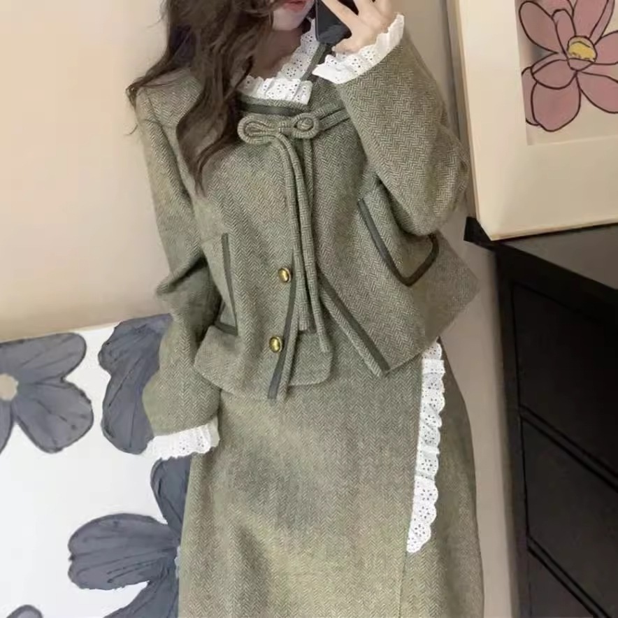 秋冬の新作ツーピースセット：小柄な女性にぴったりなシャネル風の洗練されたデザインのショートジャケットとスカート