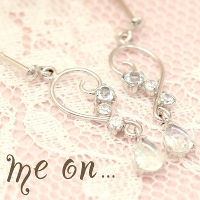 me on...ふたりの羽根があわさるとハートの出来上がり K10ホワイトゴールド WG ウィングハートモチーフスカイブルートパーズ&amp ブルームーンストーンピアス お届けまで２