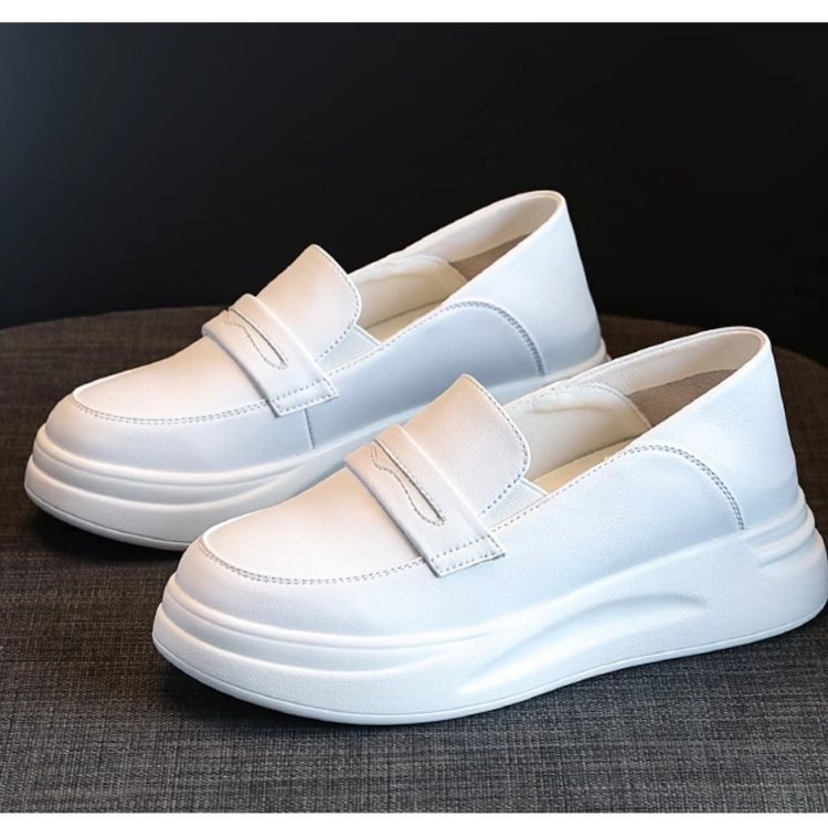 怠け者楽福靴女秋の減衰軟皮厚底内に足を上げて白い靴を2足履いて単靴を履く