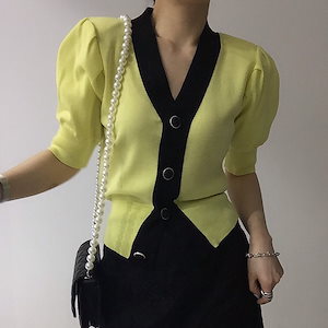 韓国の夏のフランス式Vネクタイの白黒の色にぶつかる独特な単列のボタンのカジュアルな半袖のニットの上着