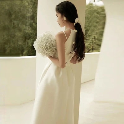フランス式の軽いウエディングドレスはニッチな高級感シンプルなサテンの婚約した白いドレスは身分証を受け取って登録するワンピースは小柄です