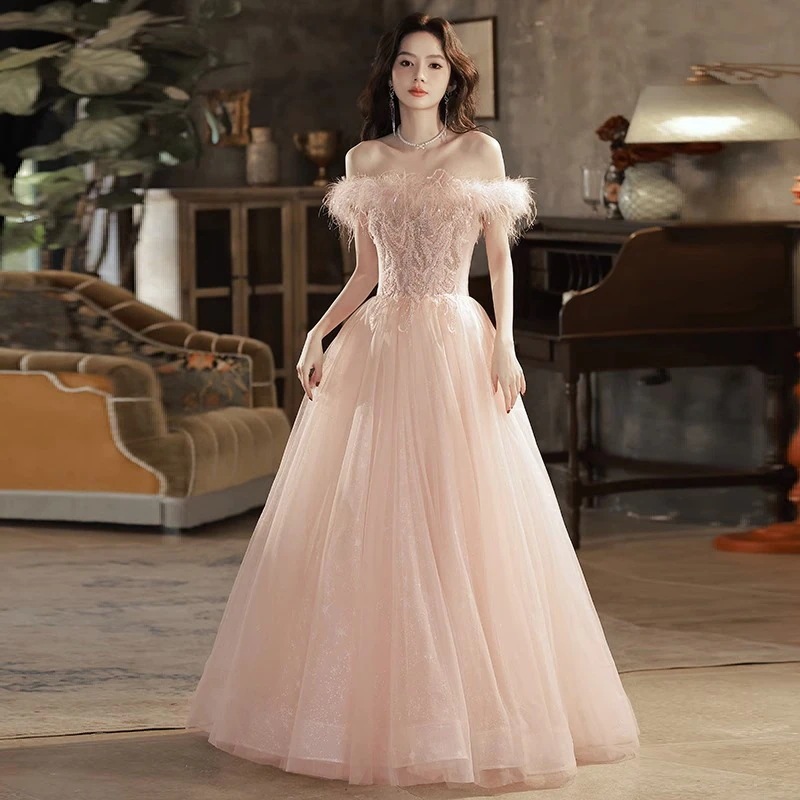 ワンショルダーのピンクの気質のイブニングドレス羽と高級感のある婚約プリンセスドレスアートテスト大人の卒業ドレス春
