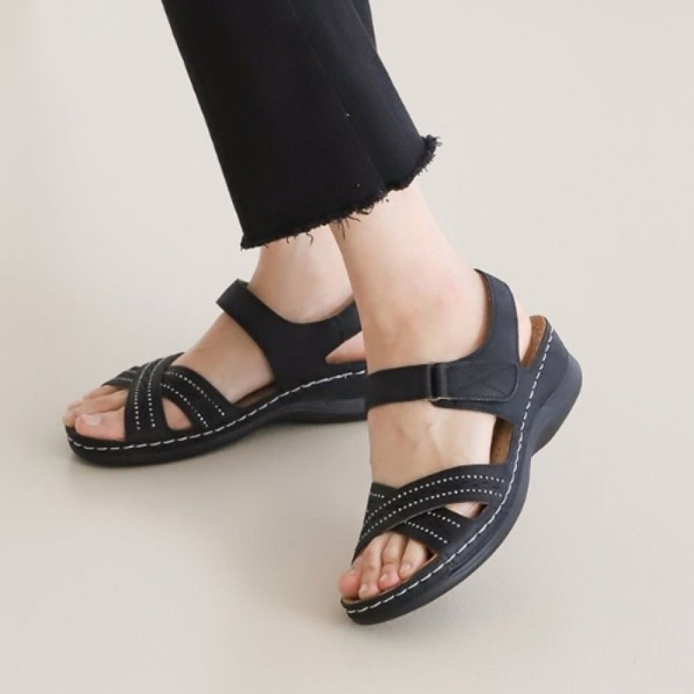 [Ninas Paris] Xパンチングステッチベルクロサンダル