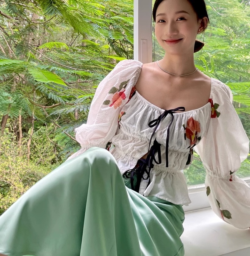 個性的 トップス カットソー ショート丈 長袖 ボリューム袖 体型カバー オフショルダー 前リボン 肌見せ へそ出し かわいい 大人可愛い きれいめ カジュアル おしゃれ お洒落 メンズライク