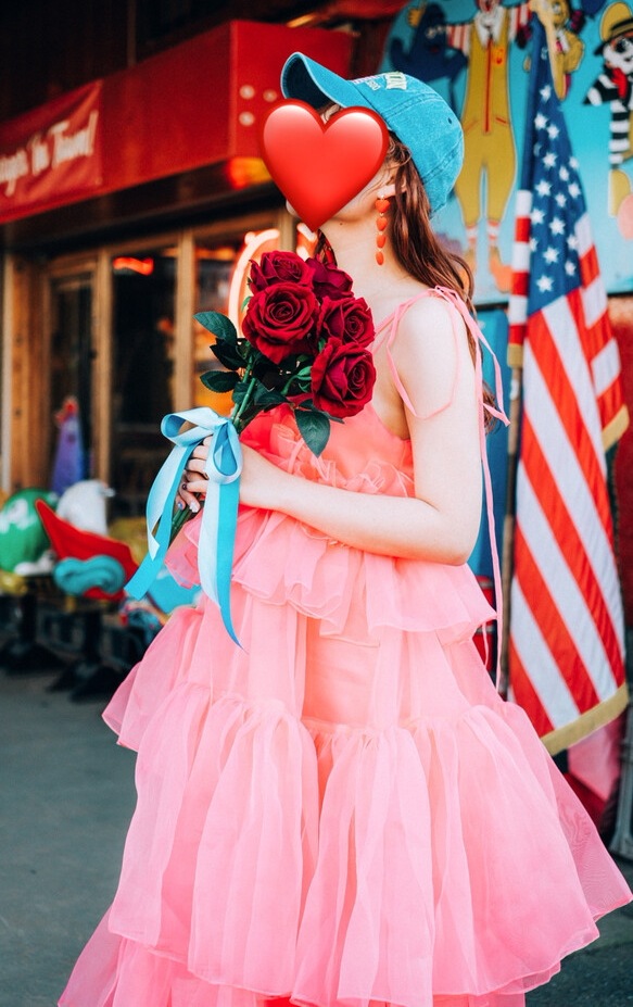 実例写真！パーティードレス ビビッドピンク 上質オーガンジー ミニドレス 可愛い デザイン感 演奏会 前撮り