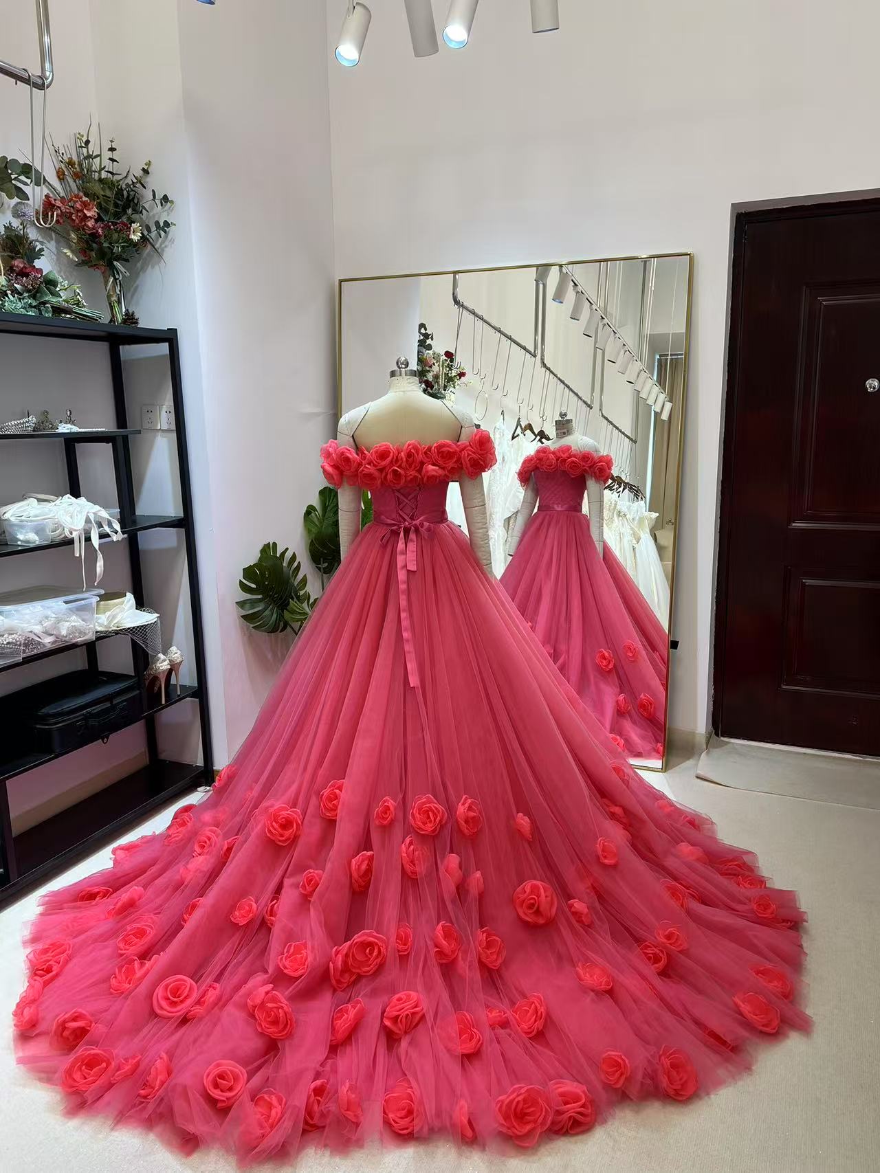 カラードレス ビビッドピンク フリルオフショルダー バラトレーン サッシュベルト 華やかなトレーン ボリュームドレス 披露宴/結婚式