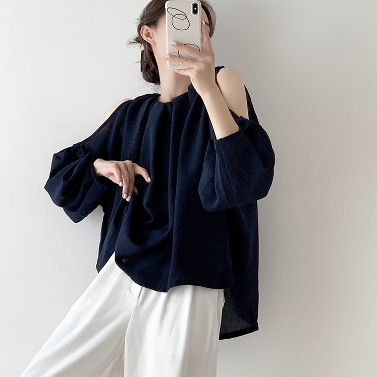 トップス ブラウス ショート丈 ラウンドネック 長袖 オフショルダー ボリューム袖 シフォン かわいい 大人可愛い きれいめ シンプル 上品 おしゃれ かっこいい レトロ きちんと こなれ感 個性的