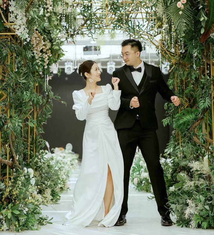 ウェディングドレス 白 長袖のマーメイドドレス 二次会 花嫁 海外挙式 お呼ばれドレス フォト 披露宴Aライン